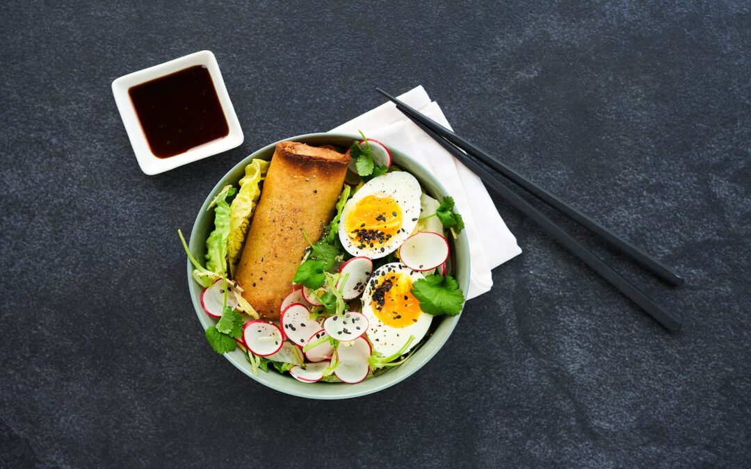 Forårsrulle bowl med radisesalat, smilende æg og soja-wasabi dip
